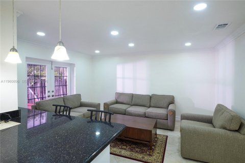 House in Hialeah, Florida 4 bedrooms, 192.4 sq.m. № 2023540 - photo 12