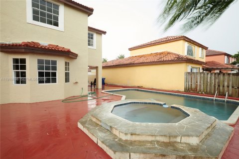 House in Hialeah, Florida 4 bedrooms, 192.4 sq.m. № 2023540 - photo 26