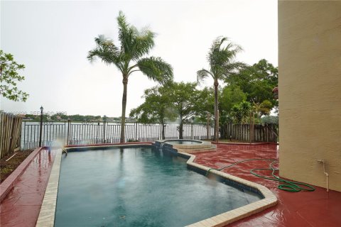 House in Hialeah, Florida 4 bedrooms, 192.4 sq.m. № 2023540 - photo 25