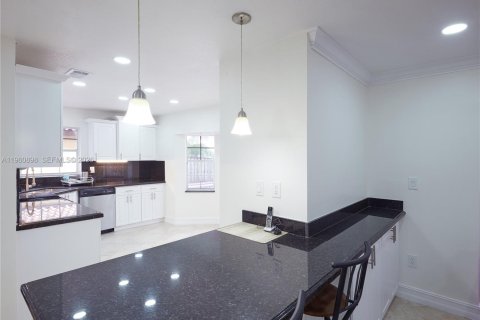 House in Hialeah, Florida 4 bedrooms, 192.4 sq.m. № 2023540 - photo 10