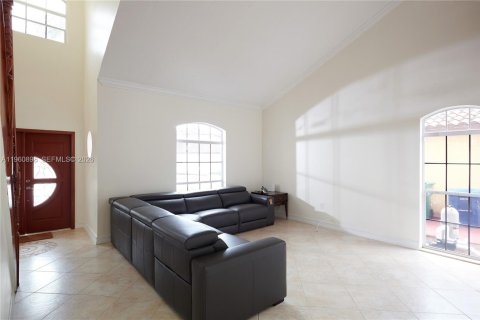 House in Hialeah, Florida 4 bedrooms, 192.4 sq.m. № 2023540 - photo 6
