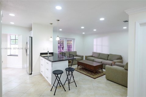 House in Hialeah, Florida 4 bedrooms, 192.4 sq.m. № 2023540 - photo 11