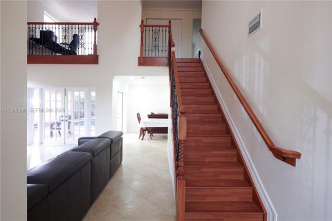 House in Hialeah, Florida 4 bedrooms, 192.4 sq.m. № 2023540 - photo 5