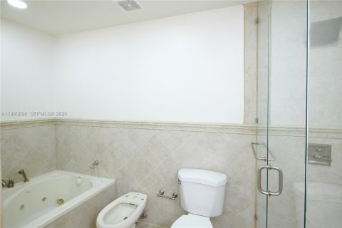 House in Hialeah, Florida 4 bedrooms, 192.4 sq.m. № 2023540 - photo 21