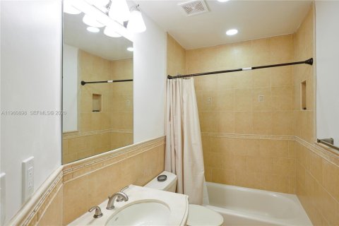 House in Hialeah, Florida 4 bedrooms, 192.4 sq.m. № 2023540 - photo 17