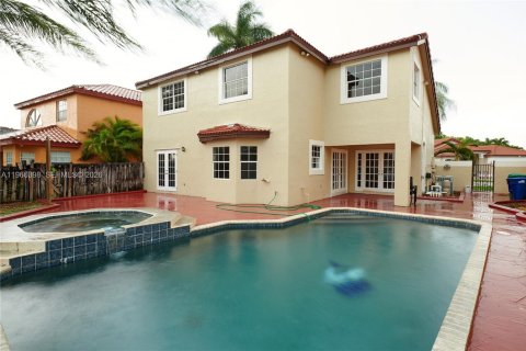 House in Hialeah, Florida 4 bedrooms, 192.4 sq.m. № 2023540 - photo 24