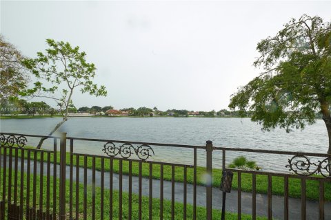 House in Hialeah, Florida 4 bedrooms, 192.4 sq.m. № 2023540 - photo 27