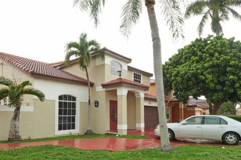 House in Hialeah, Florida 4 bedrooms, 192.4 sq.m. № 2023540 - photo 3