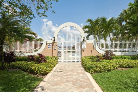 House in Hialeah, Florida 4 bedrooms, 192.4 sq.m. № 2023540 - photo 28