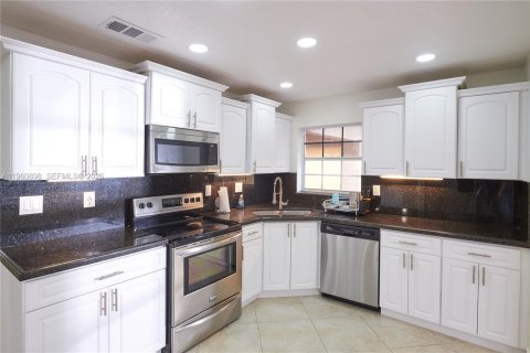 House in Hialeah, Florida 4 bedrooms, 192.4 sq.m. № 2023540 - photo 7