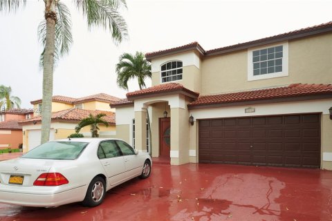 House in Hialeah, Florida 4 bedrooms, 192.4 sq.m. № 2023540 - photo 2