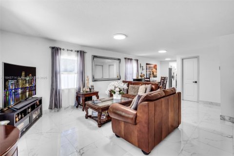 House in Miami, Florida 3 bedrooms, 95.5 sq.m. № 1845906 - photo 5