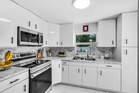 House in Miami, Florida 3 bedrooms, 95.5 sq.m. № 1845906 - photo 8