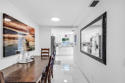 House in Miami, Florida 3 bedrooms, 95.5 sq.m. № 1845906 - photo 7