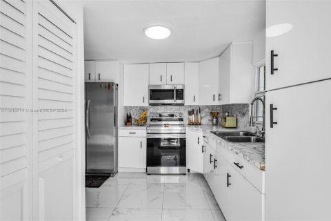 House in Miami, Florida 3 bedrooms, 95.5 sq.m. № 1845906 - photo 10