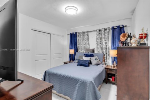 House in Miami, Florida 3 bedrooms, 95.5 sq.m. № 1845906 - photo 14