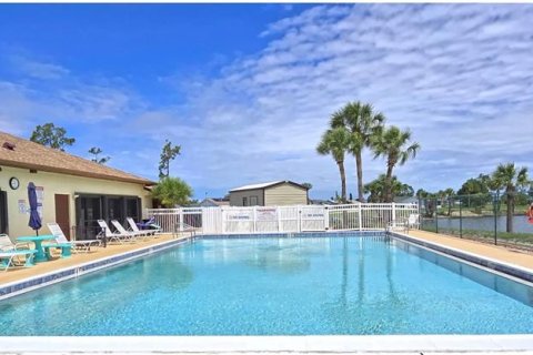 House in Port Charlotte, Florida 3 bedrooms, 101.45 sq.m. № 2275662 - photo 14