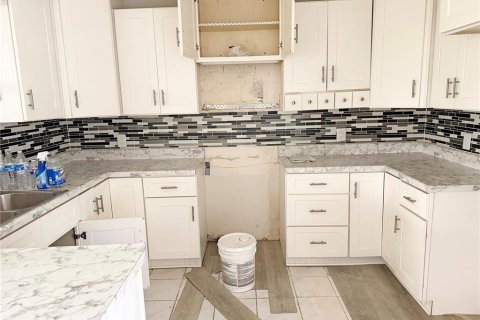 House in Port Charlotte, Florida 3 bedrooms, 101.45 sq.m. № 2275662 - photo 4
