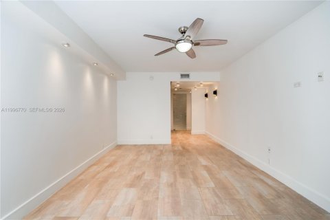 Condo in Key Biscayne, Florida, 2 bedrooms  № 2058713 - photo 22