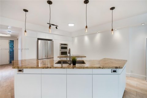 Condo in Key Biscayne, Florida, 2 bedrooms  № 2058713 - photo 7