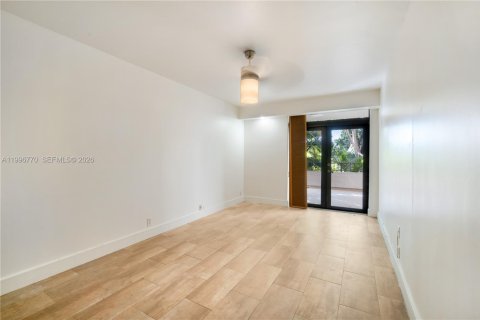 Condo in Key Biscayne, Florida, 2 bedrooms  № 2058713 - photo 16