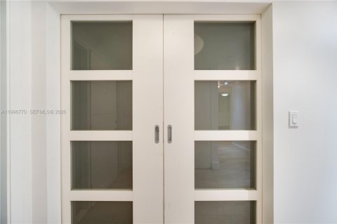 Condo in Key Biscayne, Florida, 2 bedrooms  № 2058713 - photo 12