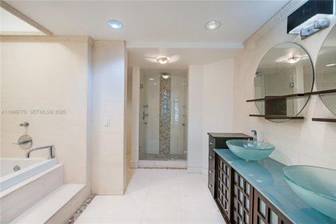 Condo in Key Biscayne, Florida, 2 bedrooms  № 2058713 - photo 19