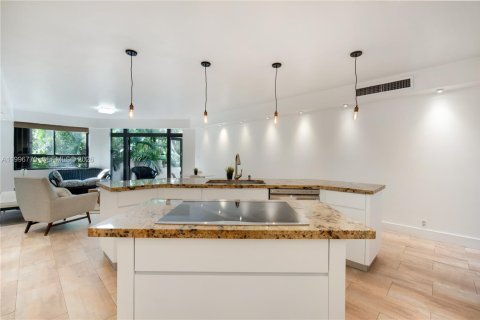 Condo in Key Biscayne, Florida, 2 bedrooms  № 2058713 - photo 6