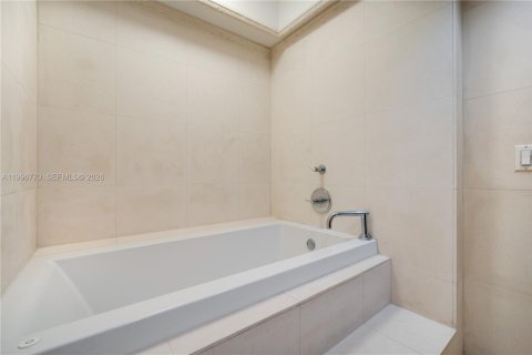 Condo in Key Biscayne, Florida, 2 bedrooms  № 2058713 - photo 10