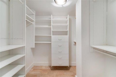 Condo in Key Biscayne, Florida, 2 bedrooms  № 2058713 - photo 15