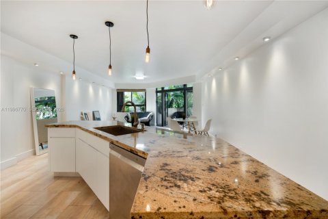 Condo in Key Biscayne, Florida, 2 bedrooms  № 2058713 - photo 5