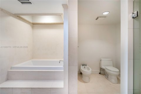 Condo in Key Biscayne, Florida, 2 bedrooms  № 2058713 - photo 17