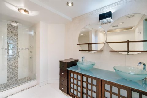 Condo in Key Biscayne, Florida, 2 bedrooms  № 2058713 - photo 18