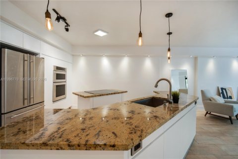 Condo in Key Biscayne, Florida, 2 bedrooms  № 2058713 - photo 4