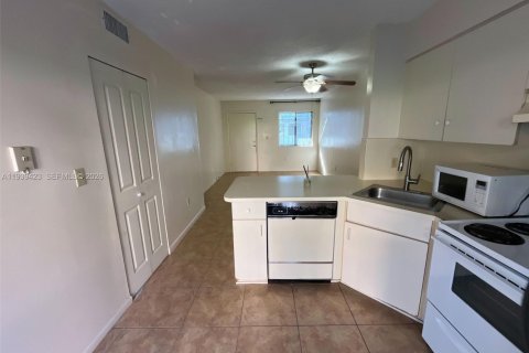 Appartement à louer à Hialeah, Floride: 2 chambres, 75.44 m2 № 1997420 - photo 5