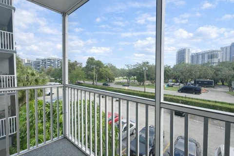 Condo in North Miami Beach, Florida, 1 bedroom  № 1991459 - photo 3