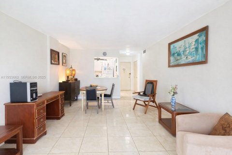 Condo in North Miami Beach, Florida, 1 bedroom  № 1991459 - photo 2