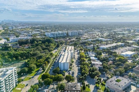 Condo in North Miami Beach, Florida, 1 bedroom  № 1991459 - photo 19