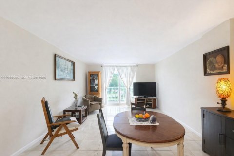 Condo in North Miami Beach, Florida, 1 bedroom  № 1991459 - photo 1