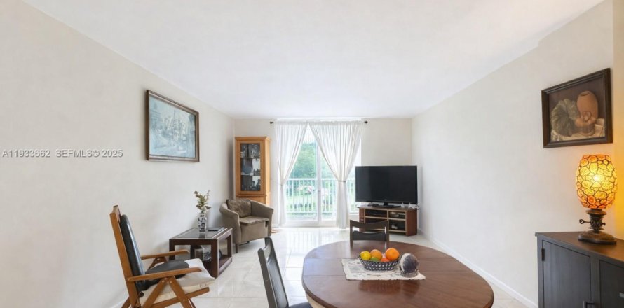Condo in North Miami Beach, Florida, 1 bedroom  № 1991459