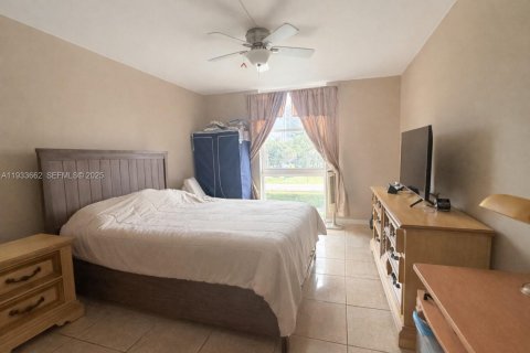 Condo in North Miami Beach, Florida, 1 bedroom  № 1991459 - photo 11