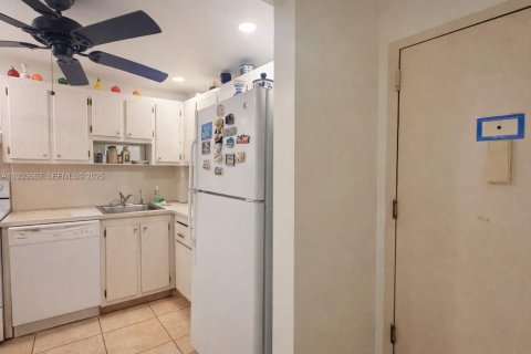 Condo in North Miami Beach, Florida, 1 bedroom  № 1991459 - photo 8