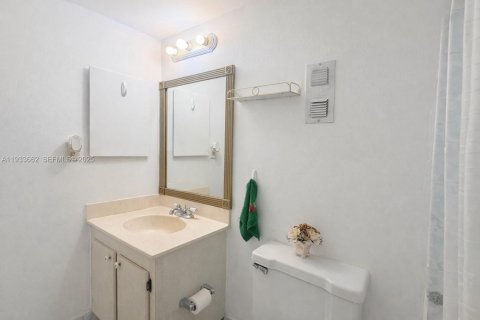 Condo in North Miami Beach, Florida, 1 bedroom  № 1991459 - photo 12