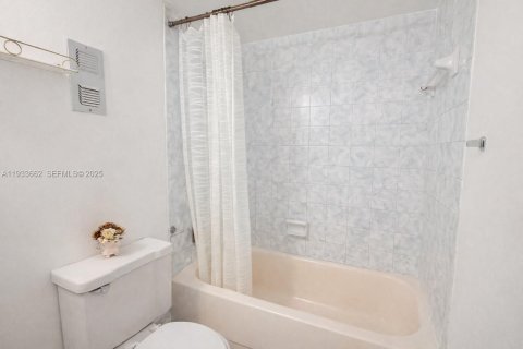 Condo in North Miami Beach, Florida, 1 bedroom  № 1991459 - photo 14