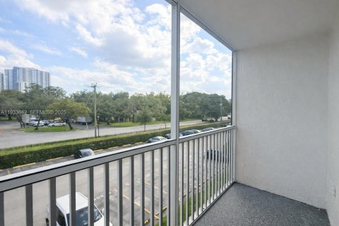 Condo in North Miami Beach, Florida, 1 bedroom  № 1991459 - photo 4