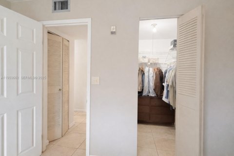 Condo in North Miami Beach, Florida, 1 bedroom  № 1991459 - photo 9