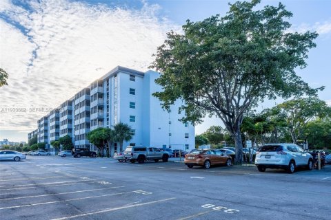 Condo in North Miami Beach, Florida, 1 bedroom  № 1991459 - photo 17