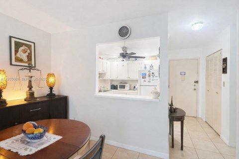 Condo in North Miami Beach, Florida, 1 bedroom  № 1991459 - photo 5