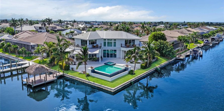 Дом в Кейп-Корал, Флорида 4 спальни, 528.99м2 № 1983434