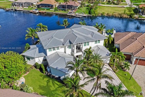 Купить виллу или дом в Кейп-Корал, Флорида 4 спальни, 528.99м2, № 1983434 - фото 2